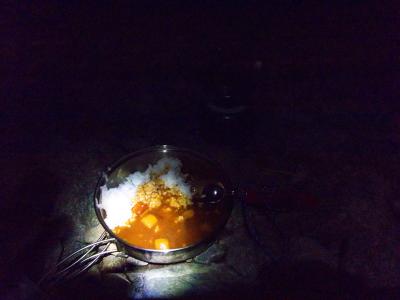結局、足を痛めながらスローペースで岳沢へ下りてきた。テントを張り、カレーを作って食べる。疲れすぎてるのかなかなか寝付けない