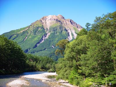 岳沢から２時間ほどで上高地に下りてきた。今日の焼岳は雲一つない晴天ですばらしい山容だった