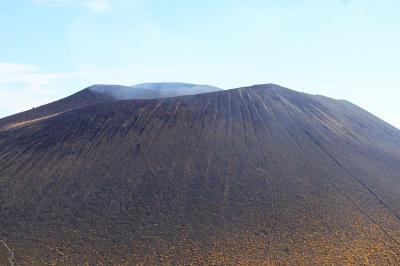 浅間山の噴火口をズーム。煙がでてる