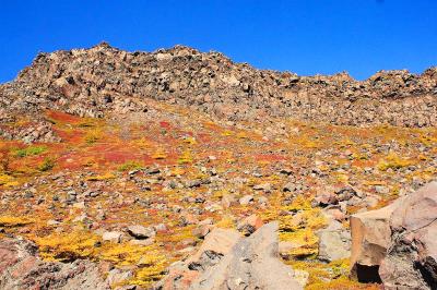 岩が崩れてきそう