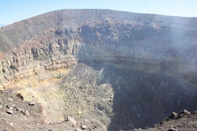 浅間山のお鉢に到着。これが火口だ