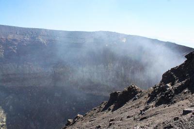 活火山の火口なんて始めてだが迫力あるというかなんというか、煙がやばそう・・・