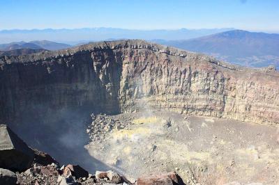 黄色くなってるところは硫黄かな！？確かに有毒ガスもありそうで立ち入り禁止なのはわかる