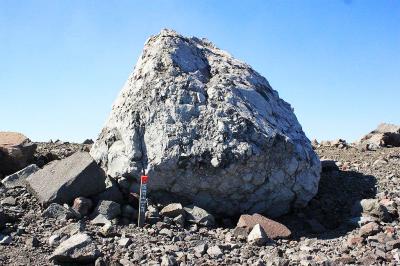 お鉢の一番高いところあたりに「浅間山山頂」の立て札発見。こんなところにあるとは・・・どうりで見つけられない人もいるわけだ