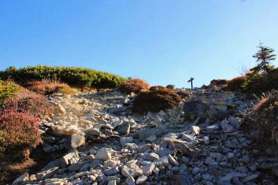 小四阿の稜線はガレ場