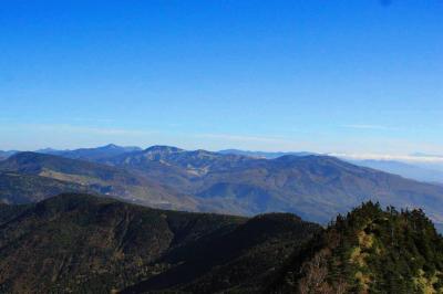 こっち側方面は何の山が見えてるかわからない