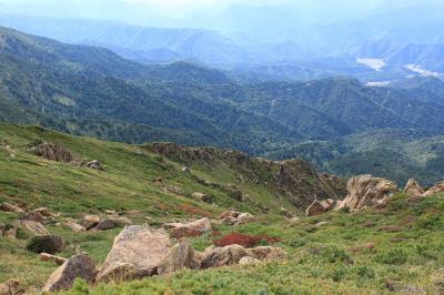 2000m級の山だけど森林のない岩場と緑の風景がまたいい感じ