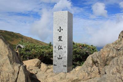 小至仏山(2162m)に到着。ここまで下ってまた登りって感じでちょっと疲れた