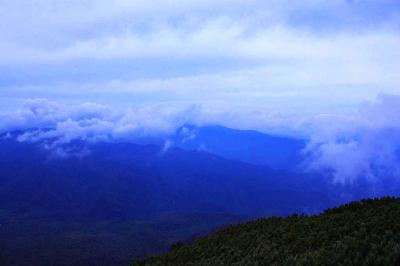 山頂からは山々がみえるみたいだけどガスで何かわからない