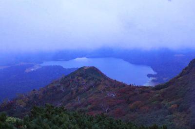 ここでガスがはけて尾瀬沼が見えた。これが見えただけでも良かったかな