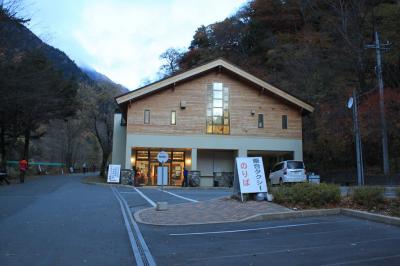 朝早く広河原に着いた。ここよりさっさとスタート