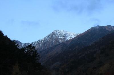 下から北岳を望むことができる。ずいぶん高いなあ。日帰りで行けるのか！？