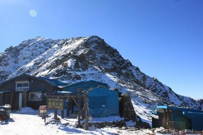 北岳肩の小屋。ここから山頂まですぐ登れそうで40分かかった