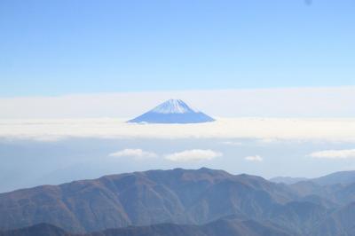 雲に浮かぶ富士山