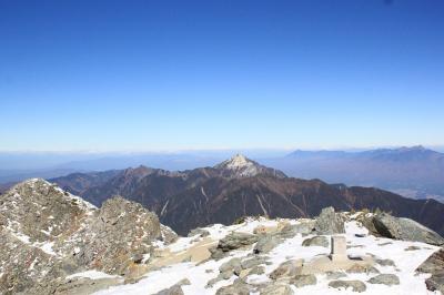 三角点そして、甲斐駒ケ岳と北アルプス
