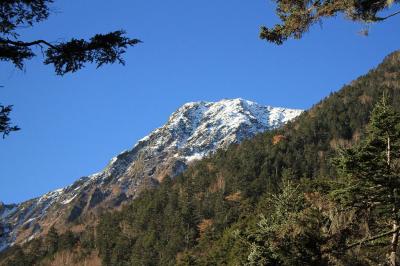上のほうは雪がかぶってるみたいだけど量的には少なそう