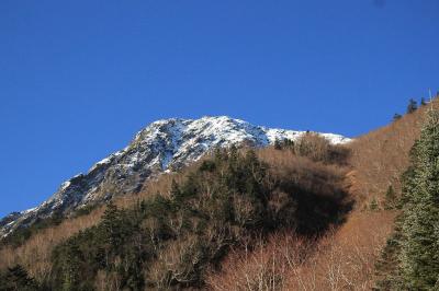 白根御池小屋から北岳。晴天で展望が期待できそう