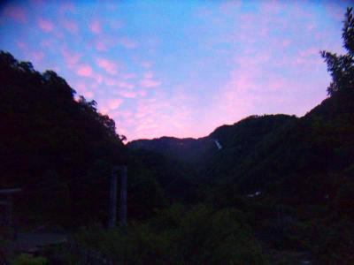 次の日、朝焼けが・・・かなり天気がやばそうな・・・