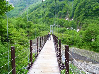 吊り橋を渡る