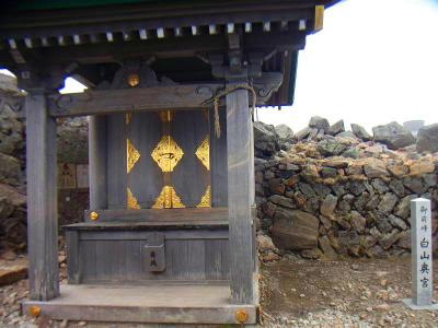 これは白山奥宮というらしい