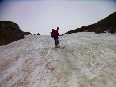 ここが一番キツイ斜面のところだったけど余裕。ここからスキー板を外して一旦トラバースすることになる