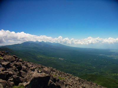あれは八ヶ岳方面かな。ピークがたくさんある