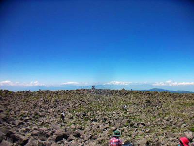 蓼科山山頂付近は本当にガレ場だらけでだだっ広い場所。他なんもない