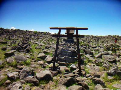 ガレ場の真ん中に鳥居があった。やっぱ何か祭られてるんだろうど興味がないので調べもしなかった