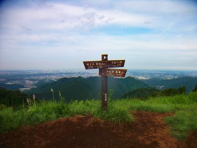 看板と向こう側に市街地が広がる。ここに来て初めて夜景を撮影したいと思った