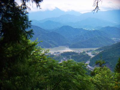 この付近で反対側が見えた。道路は中央道と流れてるのは相模川かな！？