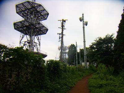 小仏城山の山頂付近には電波塔があった