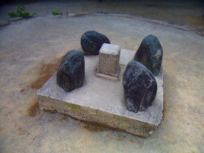 高尾山頂の三角点。人が多いせいか気づかない人も多いようだ。立派な三角点だった