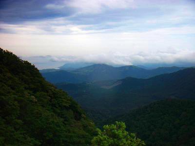 伊豆半島の海が見えるけど雲が邪魔だな