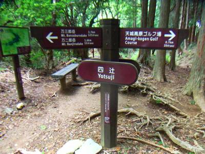 まずは万二郎岳を目指す