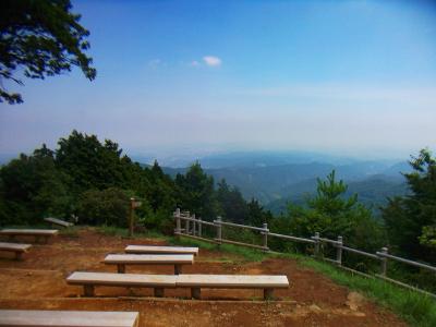 日の出山山頂からの展望。夜景撮影してみたいけど関東特有で市街地まで遠いんよね