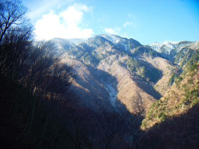 上のほうは完全に雪かぶってるね。完全な冬装備持ってきてないんだが大丈夫か！？
