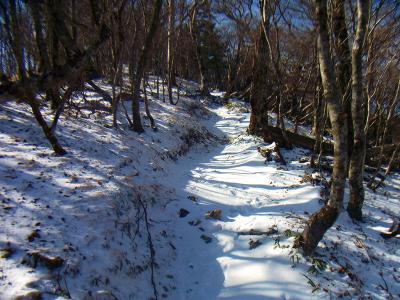 奥駈道を歩いているとすっかり雪道になってきた