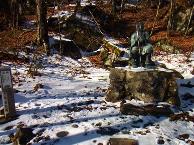 聖宝ノ宿跡に到着。この像の意味はわからないけどね。ここから弥山へ本格的な登りになる