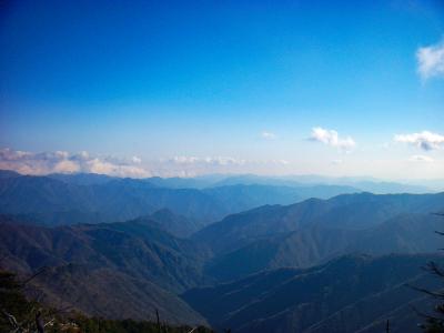 八経ヶ岳の手前で展望の良いところがあった。深い谷と奥に続く山々が素晴らしい。こういう景色は大峰や台高しかないかもね