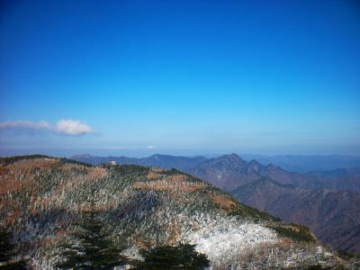 八経ヶ岳から弥山小屋を望む。奥に見えてる山は形的に大普賢岳っぽいけど・・・