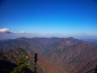 弥山から大普賢岳や稲村ヶ岳、奥には山上ヶ岳が一望できた。大峰の山は素晴らしいね。絶対全部登ってやろうと思った瞬間でもあった