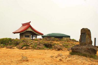 この山も祭られているのか奥宮があった