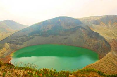 御釜を少しズーム。池？の水はなんで緑なんだろうか