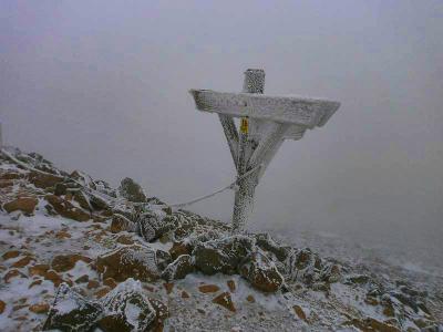 ここも分岐だけど雪に覆われて何かいてるかわからない