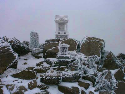 おそらくこれが茶臼岳（那須岳）の山頂だと思われる。祠しかなかった