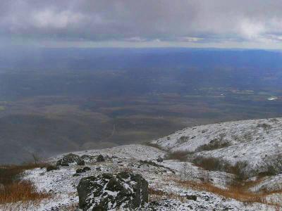 ここで下界の展望が少し見えた。晴れていればもっと見えると思うんだけどね