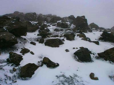 ここはずっとガレ場が続く。雪で滑り易い