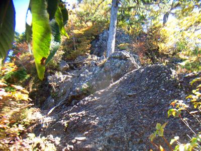 早速のクサリ場。この付近は岩場が多い