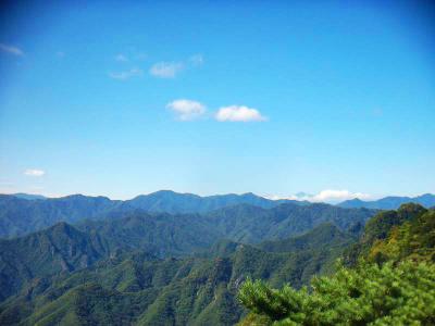 ここで展望が開ける。何の山が見えてるのかわからないけどね