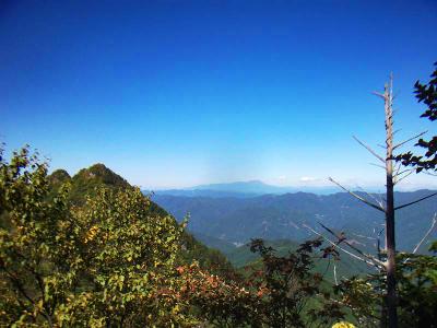 さっき登ってきたピークが二つ見える。まだまだアップダウンが続く